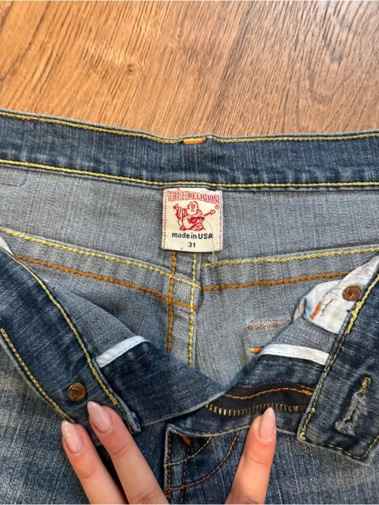 True Religion Women’s Low Rise Straight-Leg Jeans with Contrast Stitching - Picture 3 of 6